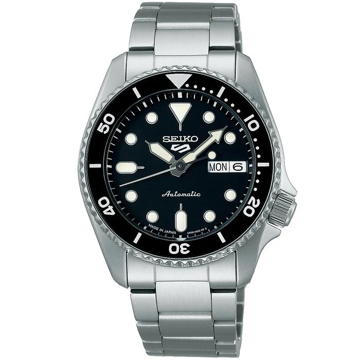Orologio da uomo Seiko 5 Sports SKX Sports Style Mid-Size Model SBSA225 con quadrante nero e movimento meccanico automatico.