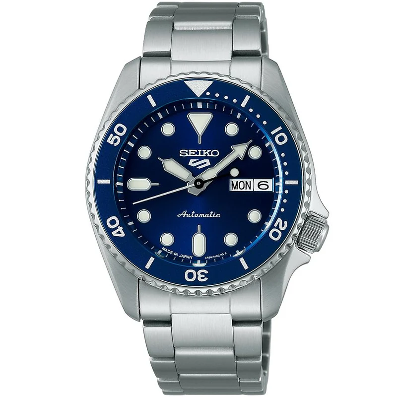 Orologio automatico da uomo Seiko 5 Sports SKX Sports Style modello di medie dimensioni SBSA299 con quadrante blu navy e giorno e data