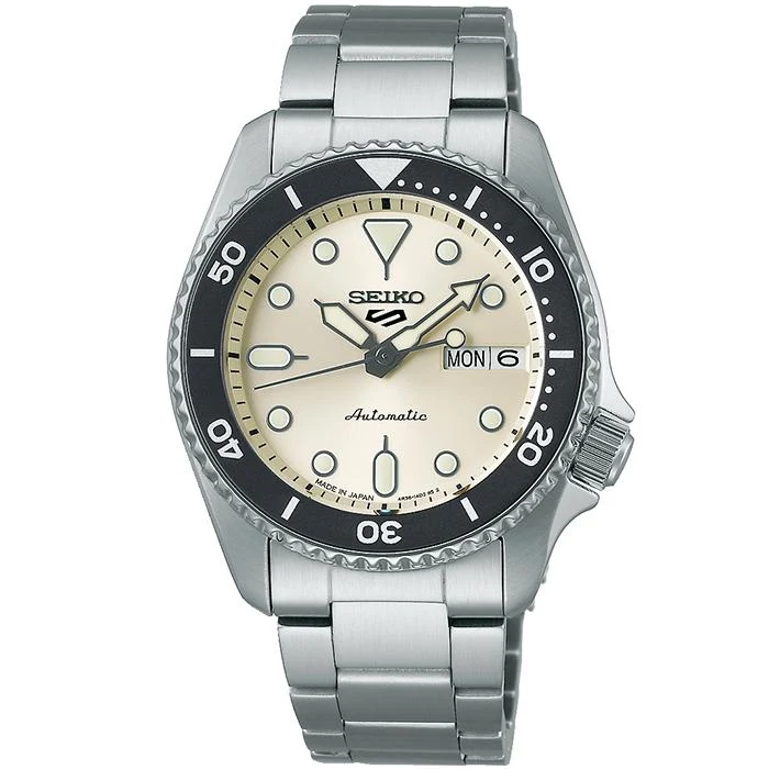 Orologio da uomo Seiko 5 Sports SKX Sports Style Mid-Size Model SBSA227 con quadrante bianco sporco e movimento automatico meccanico.