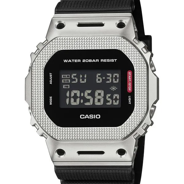 Orologio da uomo CASIO G-SHOCK GM-5600M-1JF con cassa in metallo e motivo a scacchi, modello 5600.
