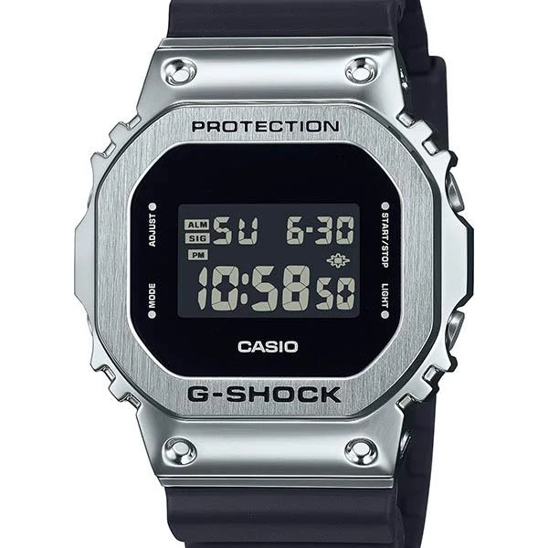 Orologio da uomo G-SHOCK CASIO GM-5600U-1JF con cassa in metallo, quadrante quadrato, colore argento.