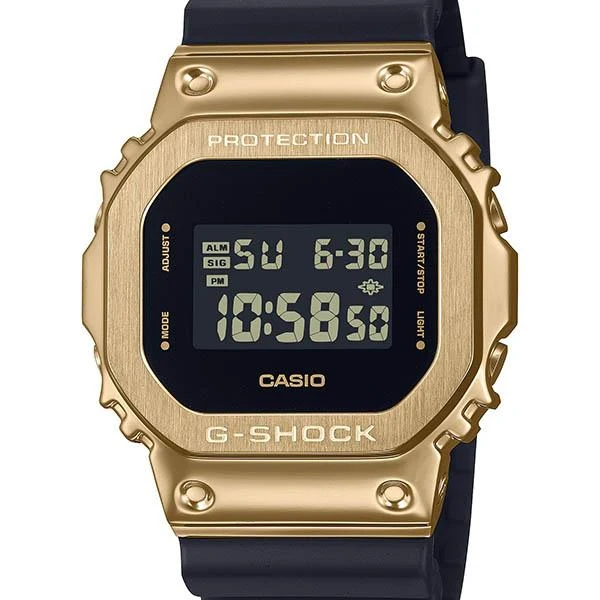Orologio da uomo G-SHOCK CASIO GM-5600UG-9JF con cassa quadrata in metallo color oro.