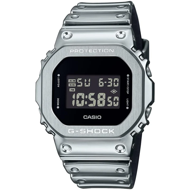Orologio da uomo CASIO G-SHOCK GM-5600YM-8JF JDM con quadrante digitale quadrato e copertura in metallo color argento metallizzato.