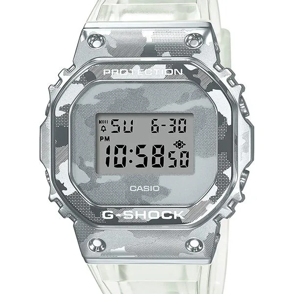 Orologio da uomo G-SHOCK CASIO GM-5600SCM-1JF con scheletro in metallo e motivo mimetico.