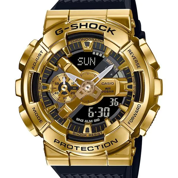 Orologio da uomo G-SHOCK CASIO GM-110G-1A9JF con lunetta in metallo dorato.