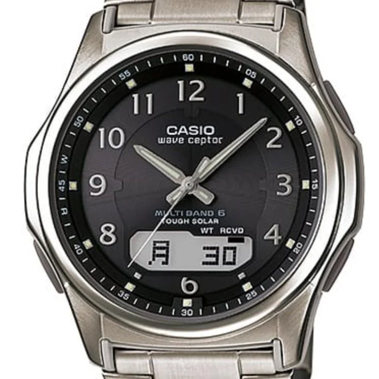 Orologio Casio WVA-M630TDE-1AJF con ricevitore Wave, cinturino in titanio, radio a 6 stazioni in tutto il mondo e ricarica solare.