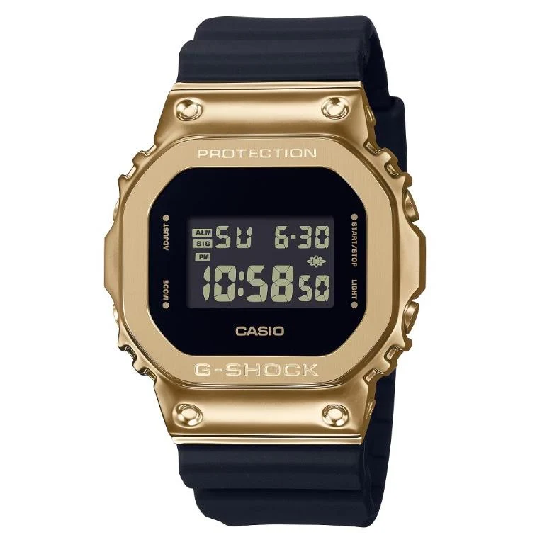 Orologio digitale da uomo CASIO G-SHOCK GM-5600G-9JF JDM con cassa quadrata, rivestimento in metallo nero e oro.